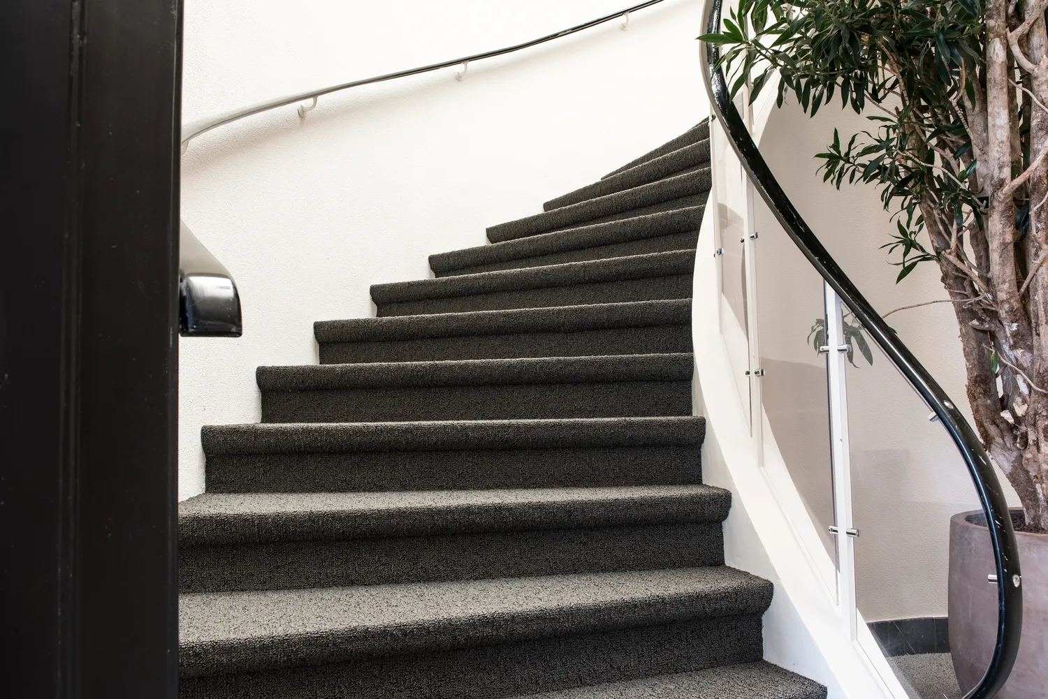 Jak tanio wykończyć schody betonowe?