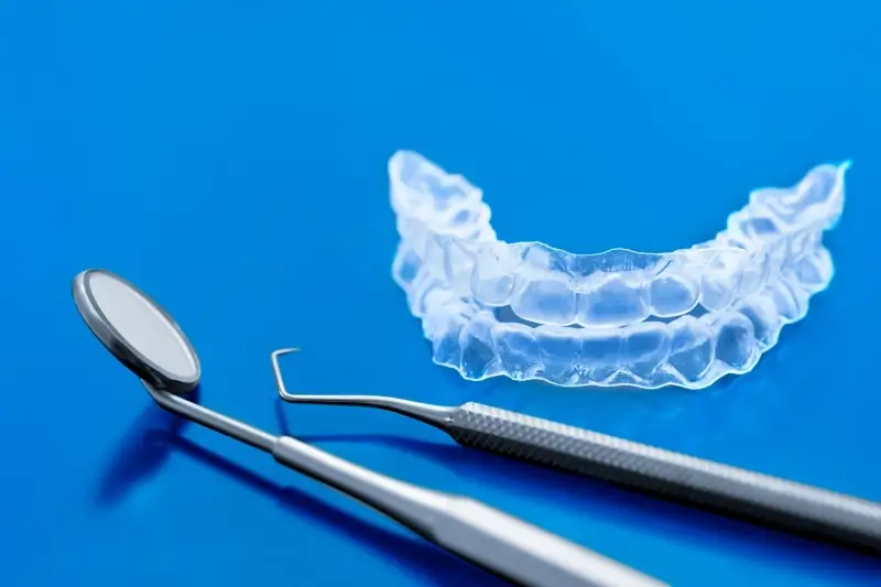 Noszenie nakładek Invisalign