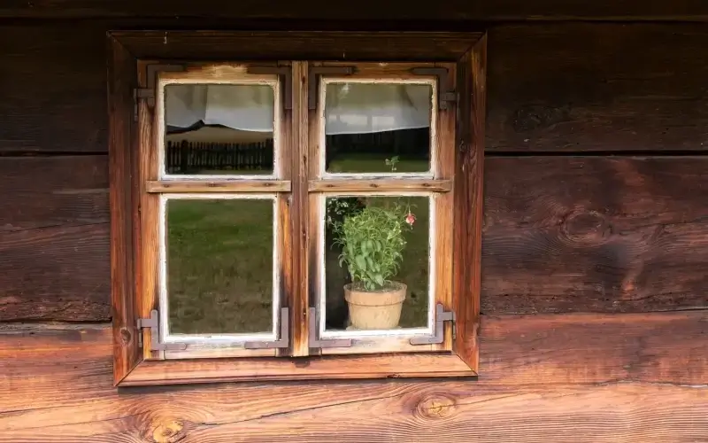 Czy okna drewniane trzeba malować?